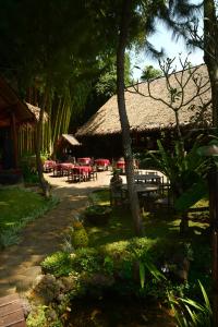 Jardí fora de Kampung Sampireun Resort & Spa