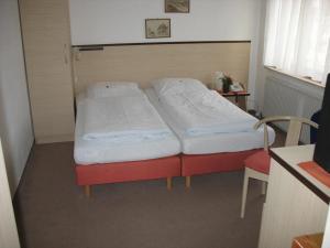 Un pat sau paturi într-o cameră la Hotel Urbanus