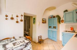 una cucina con armadi blu e lavandino di BELLAVISTA a Dolceacqua