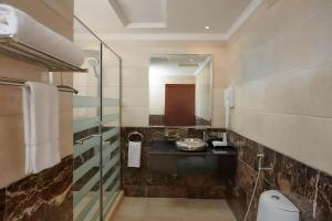 Cucina o angolo cottura di Three Points Al Salama