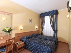 pokój hotelowy z łóżkiem i oknem w obiekcie Casa Di Santa Francesca Romana a Ponte Rotto w Rzymie