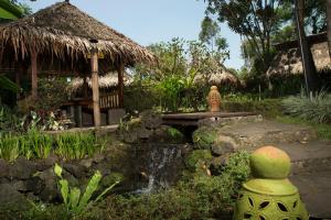 Jardí fora de Kampung Sampireun Resort & Spa