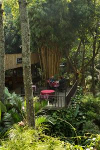 Jardí fora de Kampung Sampireun Resort & Spa