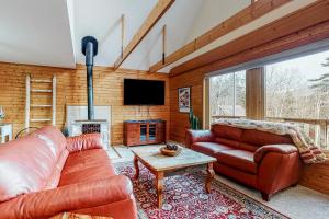 Una sala de estar con dos sofás de cuero y una chimenea. en The Liechtenstein Haus, en Bartlett