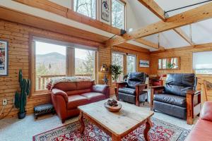 Una sala de estar con sofás y una mesa. en The Liechtenstein Haus, en Bartlett