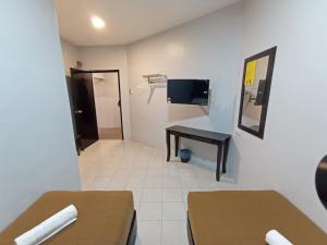 a small room with a desk and a basketball hoop at D LAYARAN KUANTAN LPT Exit 833 in Kuantan