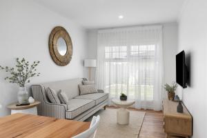 ein Wohnzimmer mit einem Sofa und einem Tisch in der Unterkunft Foxmount Estate - Ilo in Mount Gambier