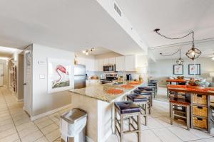 eine Küche mit einer großen Insel mit Barhockern in der Unterkunft Pelican Beach Resort III in Destin