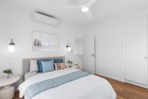 Habitación blanca con cama y lavabo en Foxmount Estate - Ilo, en Mount Gambier