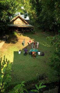 Jardí fora de Kampung Sampireun Resort & Spa