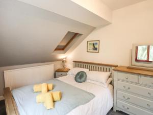 um quarto com uma cama com toalhas amarelas em Fir Trees em Windermere