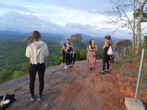 een groep mensen die bovenop een berg staan bij Ruk Sewana Villa Tree House in Sigiriya