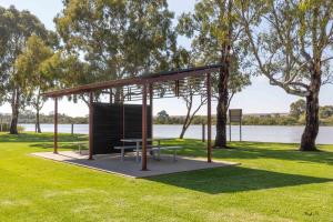 un refugio de picnic en un parque junto a un lago en 4 Pelican Court, Woodlane Mypolonga., en Mannum
