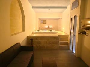Habitación con baño grande con bañera. en Villa Rossa Gozo - 5 bedroom ensuite with pool & jacuzzi, en Xewkija