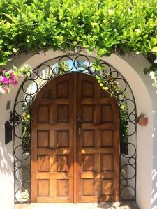 una entrada a una casa con puerta de madera en Charming Sea Side Ocean Front Condo, en Puerto Morelos