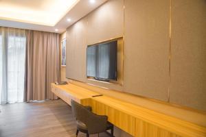TV a/nebo společenská místnost v ubytování El Nido Garden Resort