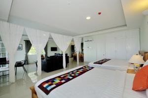 Giường trong phòng chung tại Ananas Beach Hotel