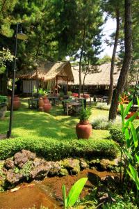 Jardí fora de Kampung Sampireun Resort & Spa