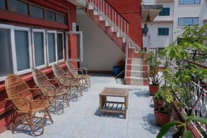 una fila di sedie e un tavolo su un patio di Hotel ThorongLa Thamel a Kathmandu