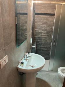 une salle de bain avec un lavabo blanc et des toilettes dans l'établissement Casa Vacanze: La casa di Gin, à Viterbe