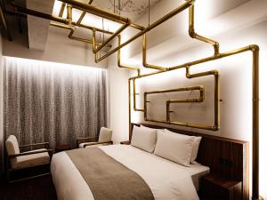 Tempat tidur dalam kamar di SHIROIYA HOTEL