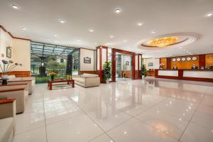 a large lobby with a large white tile floor at Hoa Dao Hotel in Hanoi