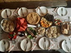 Makanan di atau berdekatan rumah tamu ini