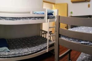 Poschodová posteľ alebo postele v izbe v ubytovaní 3 Rooms 10 pax VKA near LRT Axiata Bkt-Jalil IMU APU