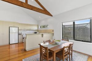 Una cocina y un comedor con mesa y sillas. en Morgans at Lorne, en Lorne 6 fotos más