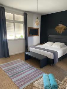 拉薩林勒班的住宿－Villa Prana，一间卧室配有一张特大号床和一张地毯。