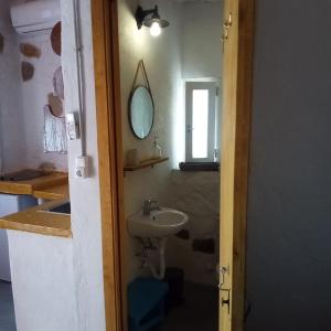 a bathroom with a sink and a mirror at Venduri House in Péran Triovasálos
