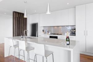 Una cocina o cocineta en Vue De Mer