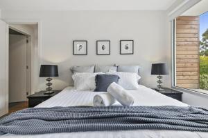 Una cama o camas en una habitación de Vue De Mer