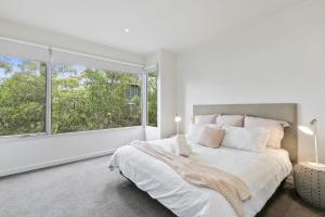 Una cama o camas en una habitación de Vue De Mer
