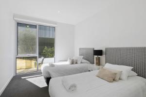 Una cama o camas en una habitación de Vue De Mer
