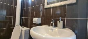 Koupelna v ubytování Misto Hotel