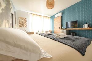 Säng eller sängar i ett rum på Chambres d'hôtes La Mascrabiere BED & SPA