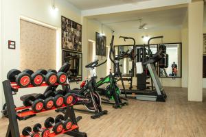 The fitness centre and/or fitness facilities at Gautam Buddha Airport Hotel