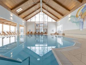 Bassein majutusasutuses Modern Holiday Home in Sankt Georgen with Swimming Pool või selle lähedal
