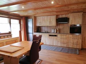 Cucina o angolo cottura di Apartment in Silbertal near Ski Lift