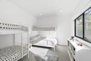 Giường trong phòng chung tại Belvedere Four