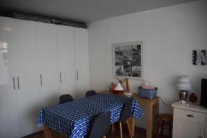 een eetkamer met een tafel en stoelen in een kamer bij Duinstraatje 3 in Zoutelande +2 foto's