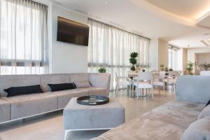 uma sala de estar com um sofá e uma mesa em Hotel Savini em Bellaria-Igea Marina