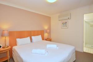 Llit o llits en una habitació de Villa 2br Grange Villa located within Cypress Lakes Resort
