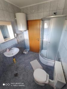 Koupelna v ubytování Apartments Vala