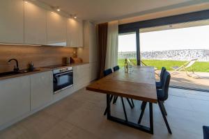 Kuchyň nebo kuchyňský kout v ubytování Apartament SeaView Gardenia - widok na morze + 35 fotografií