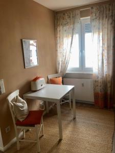 a table and two chairs in a room with a window at Emmerglück Lügde in Lügde