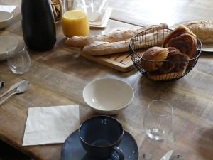 Options de petit-déjeuner proposées aux clients de l'établissement La Brasserie du Charron