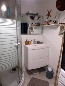 een badkamer met een douche en een wastafel bij L'antre sol in Sète