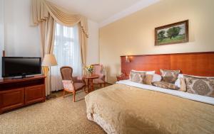 Televízia a/alebo spoločenská miestnosť v ubytovaní Imperial Spa & Kurhotel